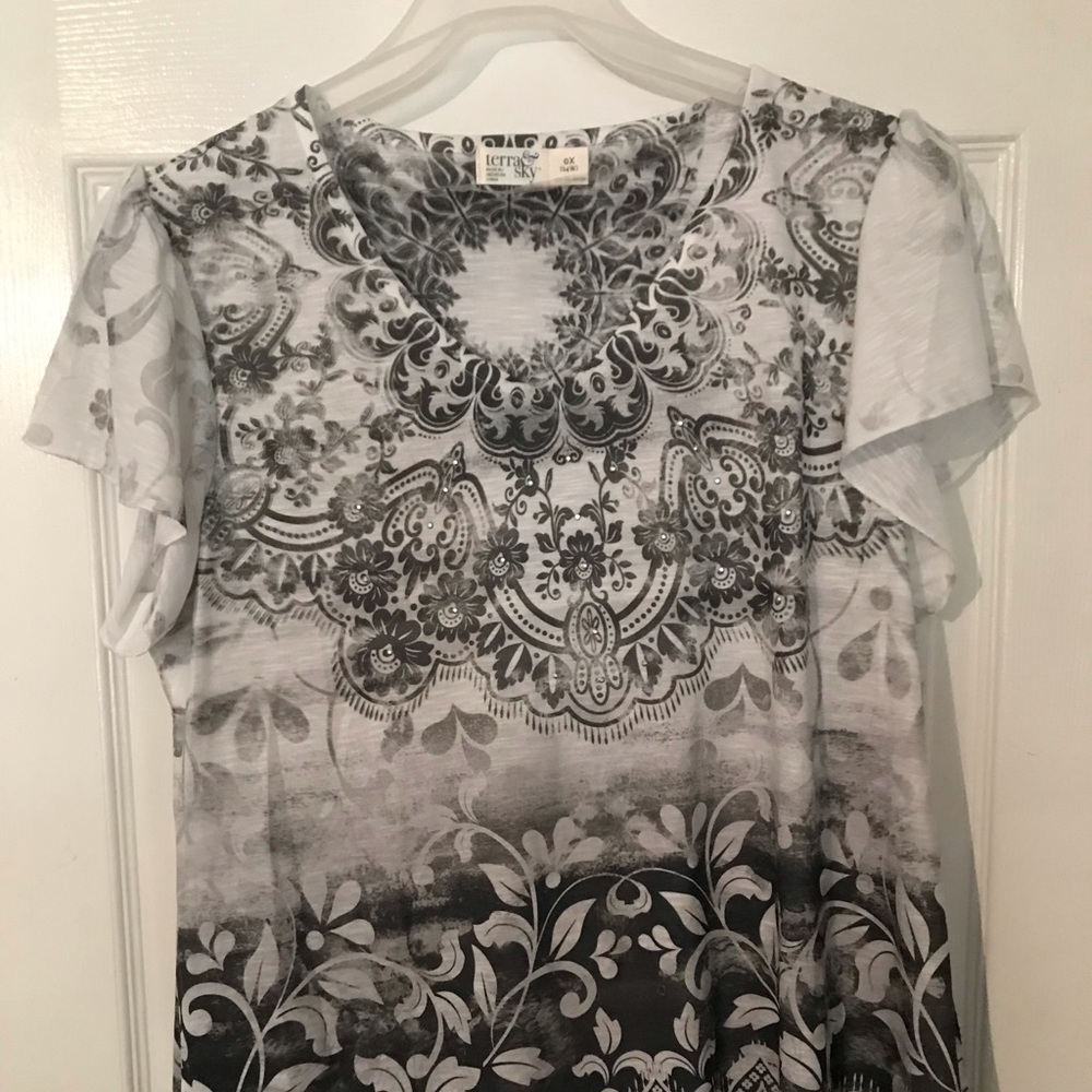 Terra & Sky v-neck top with short flutter sleeves